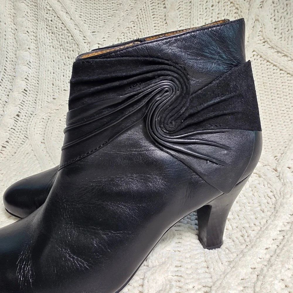 Sofft Ankle Boots Black Leather Suede Ruched‎ Swirl Heeled Booties Womens 9M